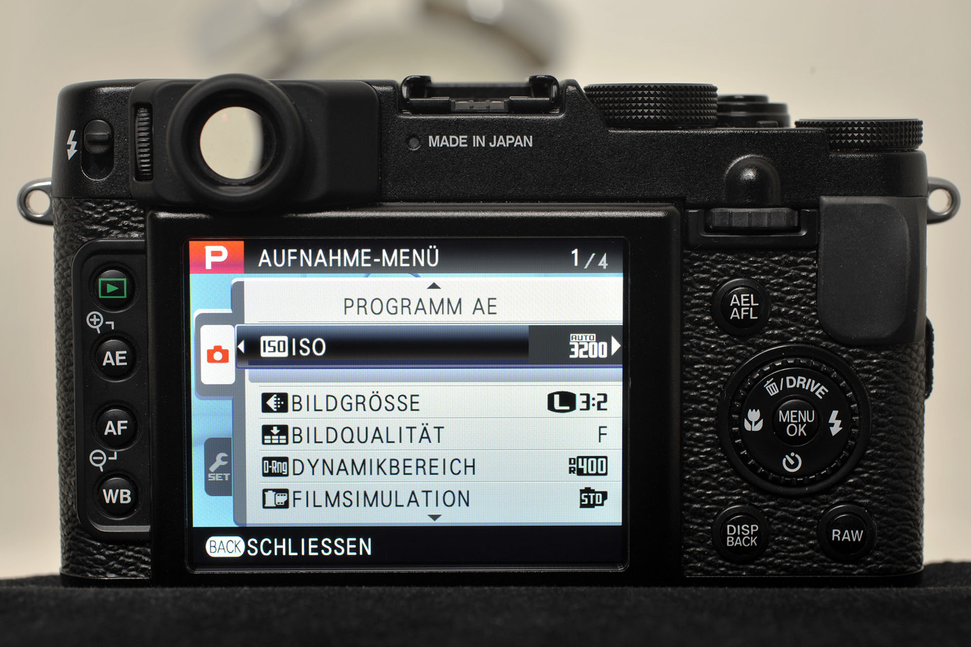 Das Menü der X10 besteht aus zwei Registern mit vier und sechs Seiten. Zu sehen sind Einstellungen zur Bildqualität. Das RAW-Format wird jedoch woanders gewählt.